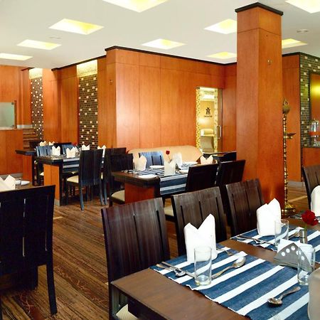 Hotel Aiswarya Kochi Exteriör bild