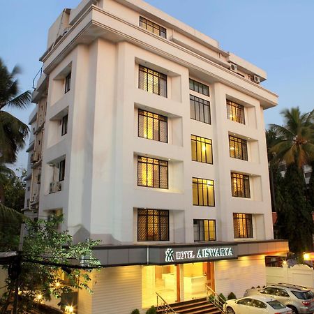 Hotel Aiswarya Kochi Exteriör bild