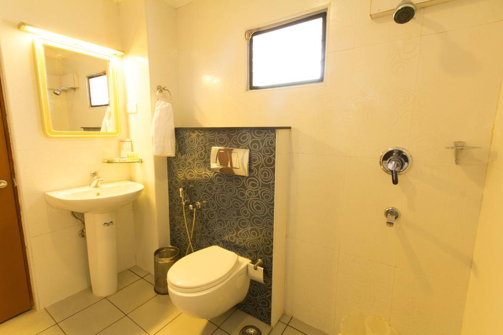 Hotel Aiswarya Kochi Rum bild