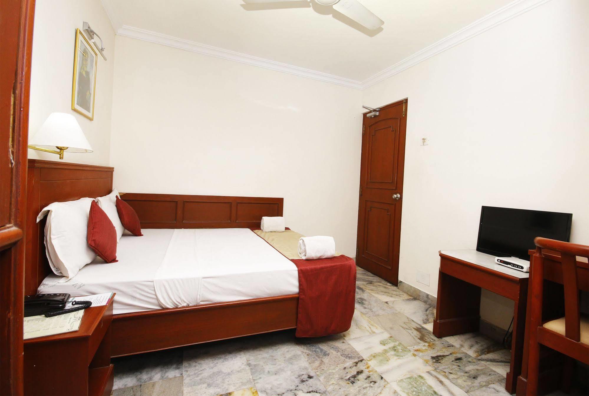 Hotel Aiswarya Kochi Exteriör bild