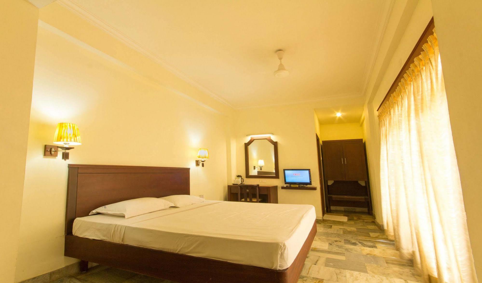 Hotel Aiswarya Kochi Exteriör bild