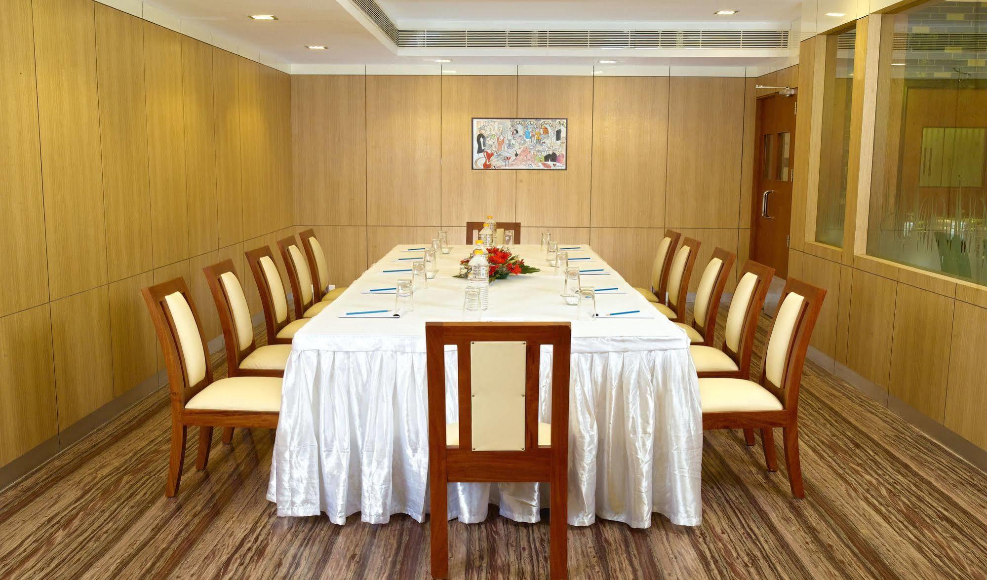 Hotel Aiswarya Kochi Exteriör bild